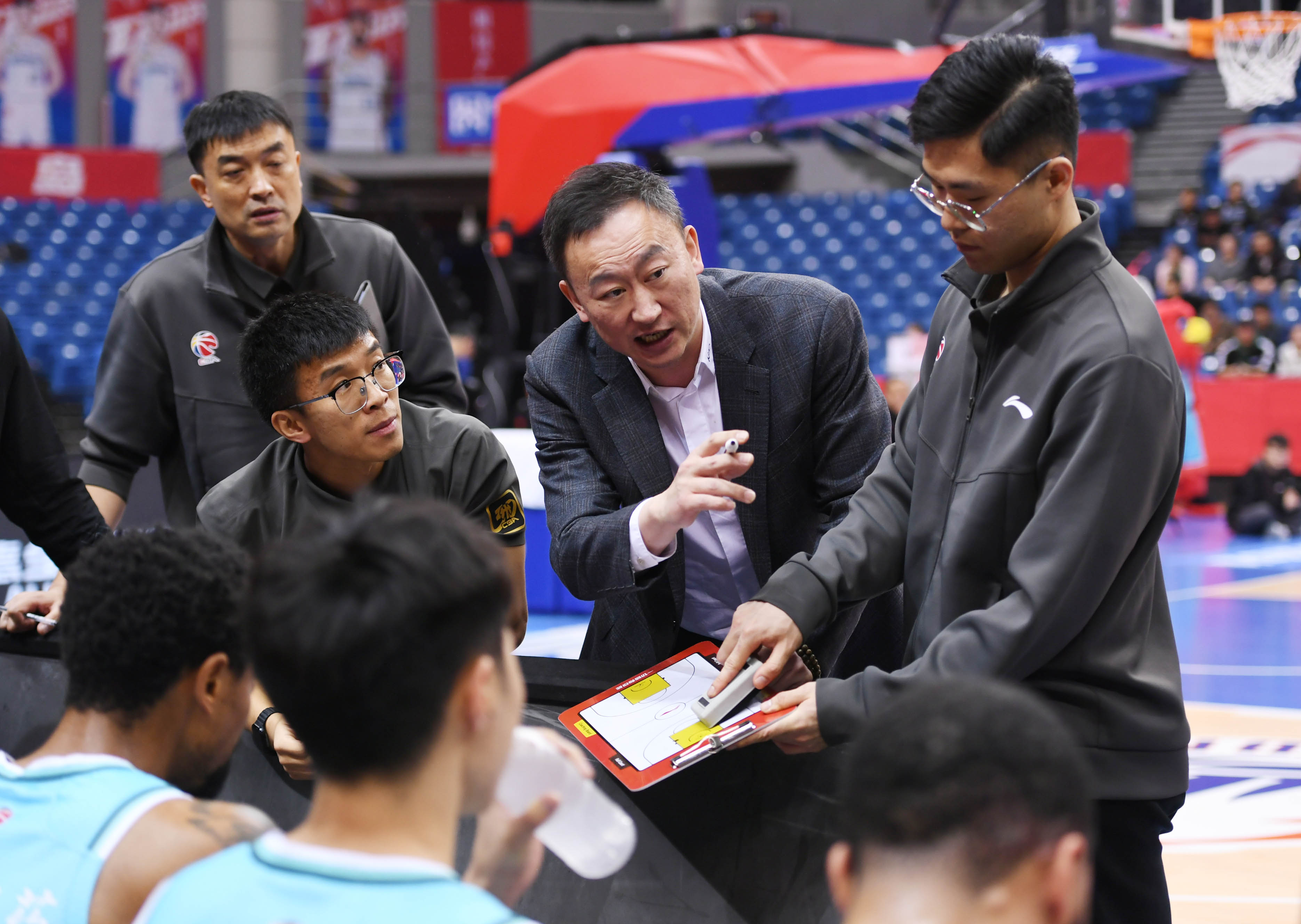 开云官方平台-集结日菲尼克斯太阳备战CBA常规赛，内部沟通细节曝光，质疑声仍在，赛程密集仍需轮换的简单介绍